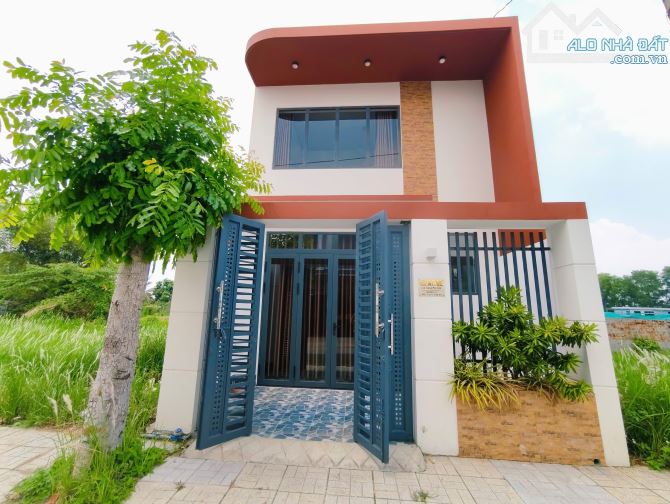 Nhà TK hiện đại, Đường 8m 3PN. Khu Phú Sinh. Gần Hóc Môn SG.