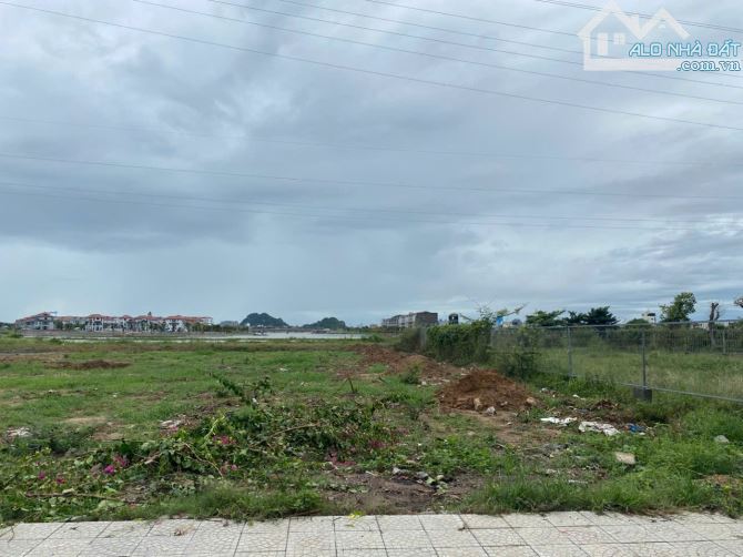 Bán lô đất góc Nguyễn Quang Chung - em Tài chuyên Hòa Xuân