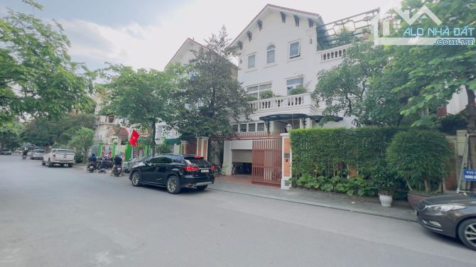 Bán Biệt thự víp Làng Việt Kiều Châu Âu, trục chính khu cao cấp dt200m2 giá 50 tỷ