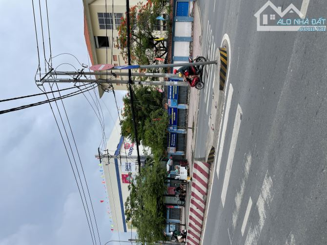 Bán Nhà Góc Mặt Tiền Đường Huỳnh Tấn Phát. Quận 7. Hướng Về Cần Giờ, Nhơn Trạch ( 20x30m )