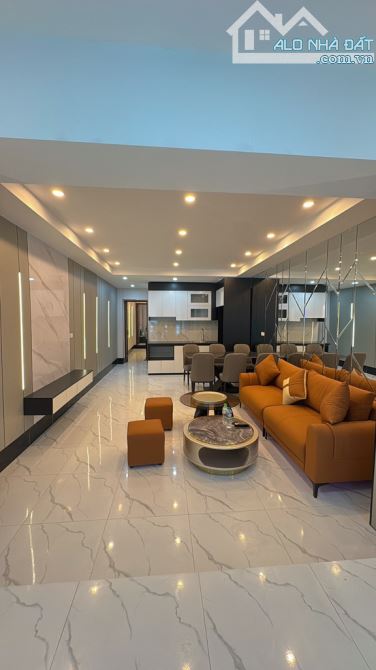 BÁN GẤP CĂN HỘ TẬP THỂ -QUẬN CẦU GIẤY -Ô TÔ ĐỖ CỬA --75 M2-2 ngủ