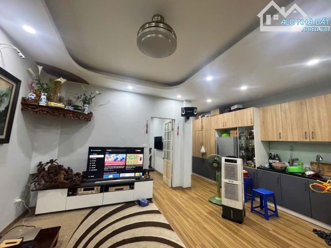 4,5 tỷ bán căn hộ Lạc Trung 80m2 sử dụng, tầng 3 thoáng mát, khu phố trung tâm 👉Diện tích