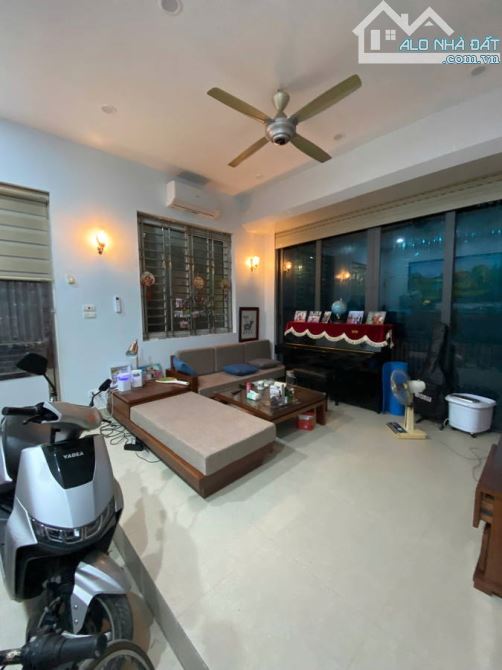 Bán nhà Phú Diễn - Bắc Từ Liêm 45m2 oto vào nhà vỉa hè oto tránh giá hơn 11 tỷ