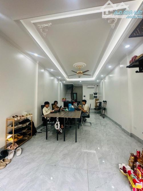 PHÂN LÔ CÁN BỘ - GARA Ô TÔ - 7T THANG MÁY - CHO THUÊ/ Ở SƯỚNG - NỘI THẤT XỊN