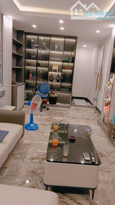 BÁN NHÀ LÔ GÓC GIANG BIÊN LONG BIÊN 6 TẦNG 5.9 TỶ 35m, MT 4m, gần Hồ điều hòa và công viên