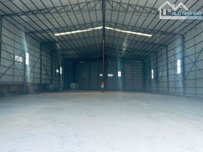 Cho thuê kho/xưởng diện tích 1.600m2 mặt đường ql21, Hòa Thạch, Quốc Oai .Gía 40k/m2