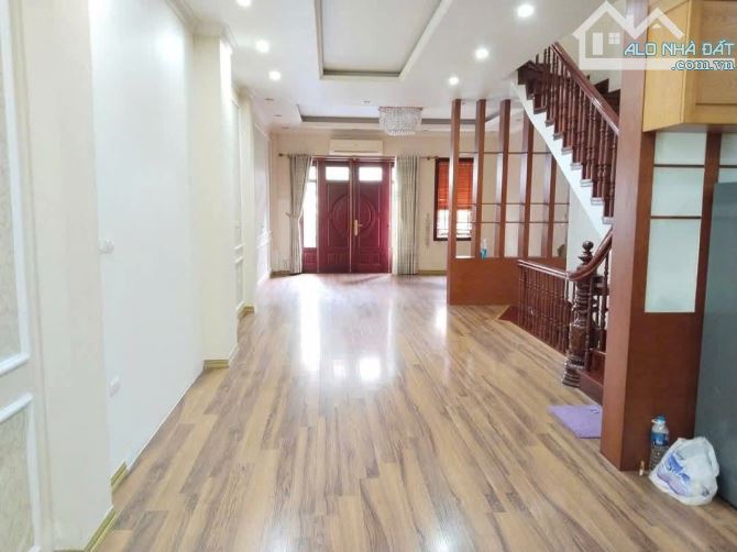 Cho thuê nhà Nguyễn Khuyến Hà Đông 127m x 5 tầng thông sàn 28tr