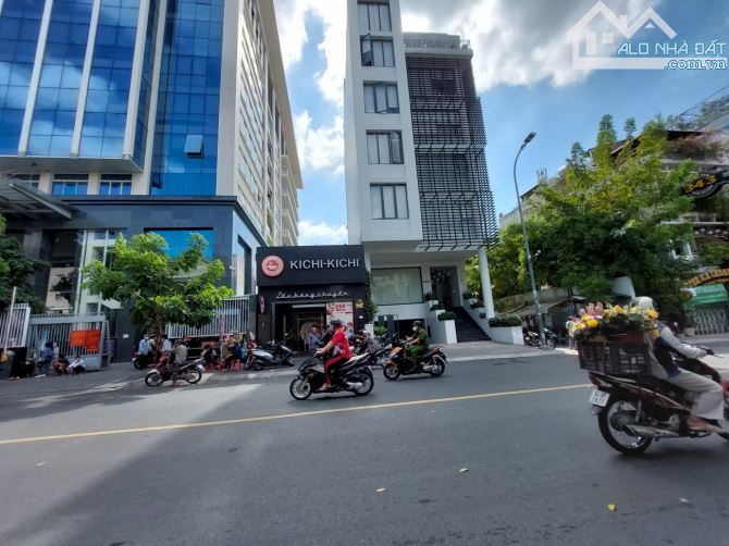Tòa nhà VP ngay Trần Hưng Đạo DT 8x18m vuông hầm 8 tầng DTSD 1200m2 giá 68 tỷ