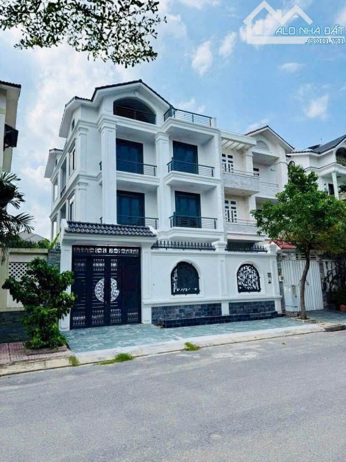 Chủ ngộp cần bán gấp biệt thự ven sông Đặng Thùy Trâm, 240m² khu yên tĩnh mát mẻ