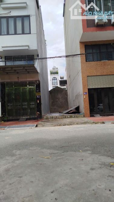Bán đất TĐC Tu Hoàng đối diện vườn hoa:DT 43m2*ô tô tránh* giá đầu tư.
