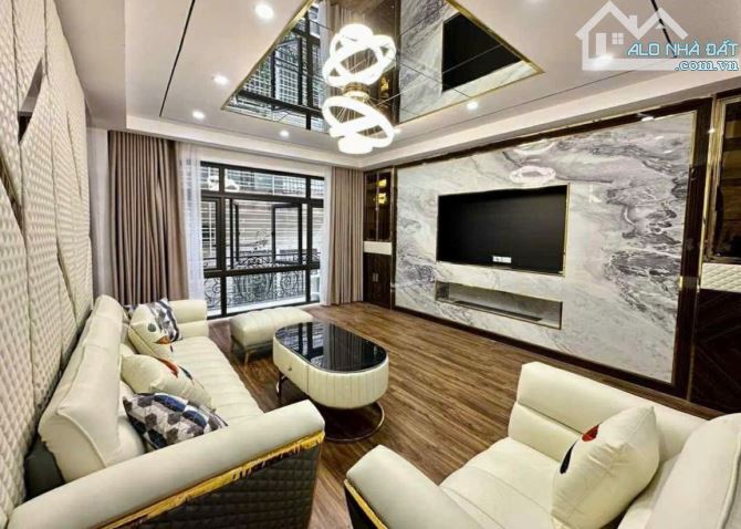 Phố 8/3, nhà mới, 37m2, trước nhà hơn 3m, vài nhà ô tô, chợ, nhỉnh 6 tỷ
