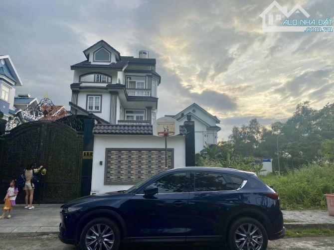 BIỆT THỰ ĐƯỜNG LIÊN PHƯỜNG, GẦN THE GLOBAL CITY – 240M² - GIÁ 24 TỶ