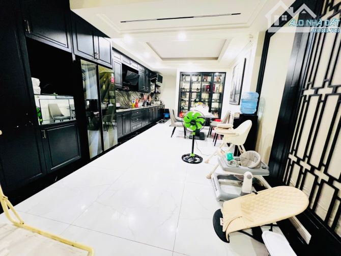 Bán nhà hẻm ôtô Nguyễn Trãi giáp Quận 1 đúc 3 tầng 4PN 58m2 tặng nội thất chỉ 10.2 tỷ - 1