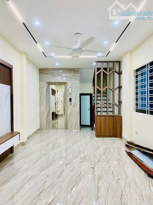 Bán nhà Lĩnh Nam, 5 tầng, Thang máy, 7.75 tỷ, 35m2, ngõ nông, ô tô đỗ cửa - 1