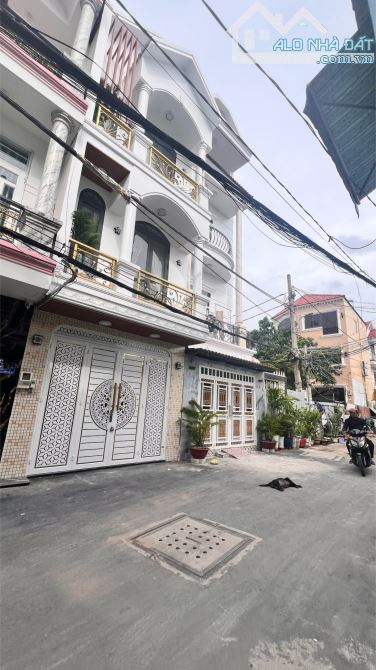 BÁN NHÀ MỚI 3 TẦNG ĐẸP FUL NỘI THẤT- Ô TÔ TRONG NHÀ-DƯƠNG CÁT LỢI TT NHÀ BÈ -7.2 TỈ TL