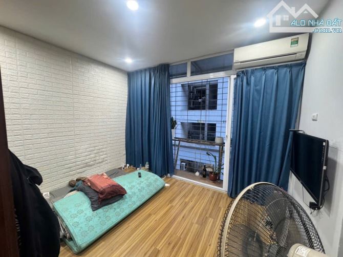 4,5 tỷ bán căn hộ Lạc Trung 80m2 sử dụng, tầng 3 thoáng mát, khu phố trung tâm 👉Diện tích - 1