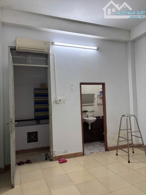 Cho thuê phòng gần sân bay lối đi riêng 20m2 2tr9 . Đã sơn lại mới - 1