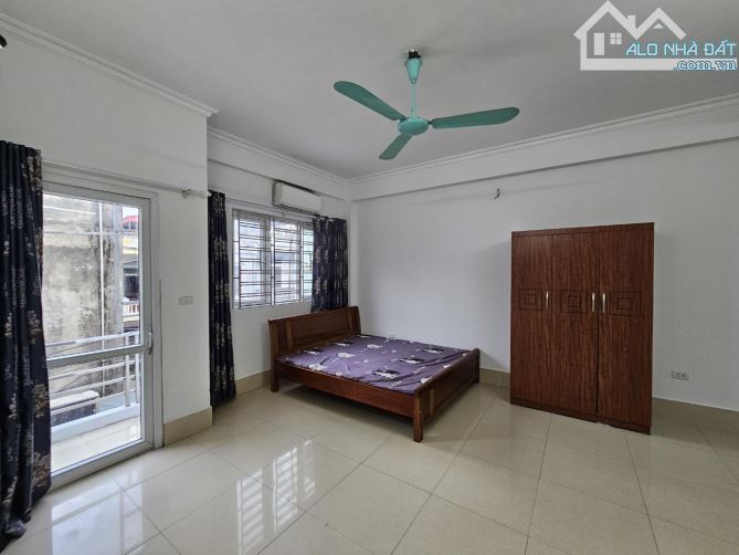 Bán nhà 5 tầng x72m Việt Hưng, gần phố, đông vui - 1
