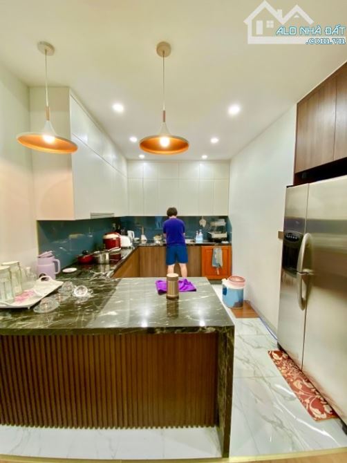 LÔ GÓC OTO TRÁNH HOÀNG CẦU,100M2 x 5 TẦNG,THANG MÁY NHẬP,TẬNG FULL NỘI THẤT CAO CẤP. - 2