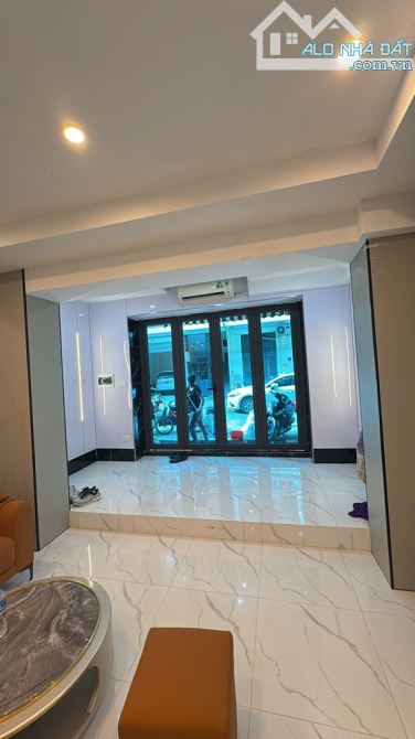 BÁN GẤP CĂN HỘ TẬP THỂ -QUẬN CẦU GIẤY -Ô TÔ ĐỖ CỬA --75 M2-2 ngủ - 2