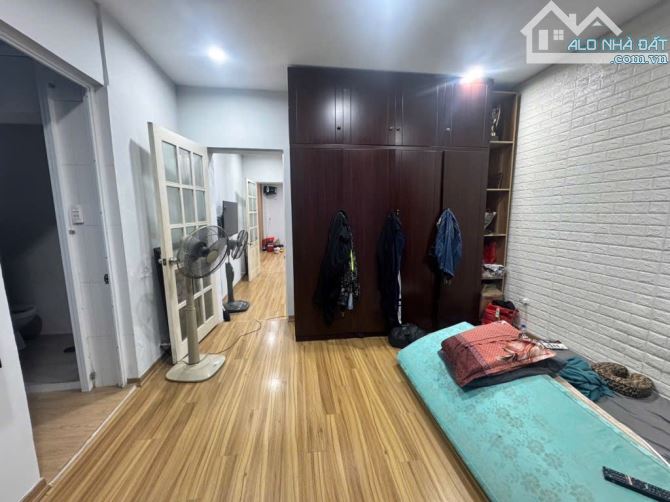 4,5 tỷ bán căn hộ Lạc Trung 80m2 sử dụng, tầng 3 thoáng mát, khu phố trung tâm 👉Diện tích - 2