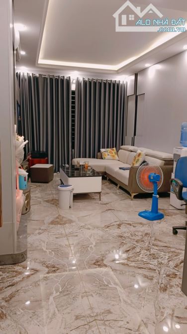BÁN NHÀ LÔ GÓC GIANG BIÊN LONG BIÊN 6 TẦNG 5.9 TỶ 35m, MT 4m, gần Hồ điều hòa và công viên - 2