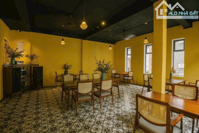 VIP-CHO THUÊ BIỆT THỰ MẶT TIỀN NGUYỄN VĂN THỦ,GÓC CÂY ĐIỆP,QUẬN 1,NGANG 20M,GIÁ 85 TRIỆU - 2
