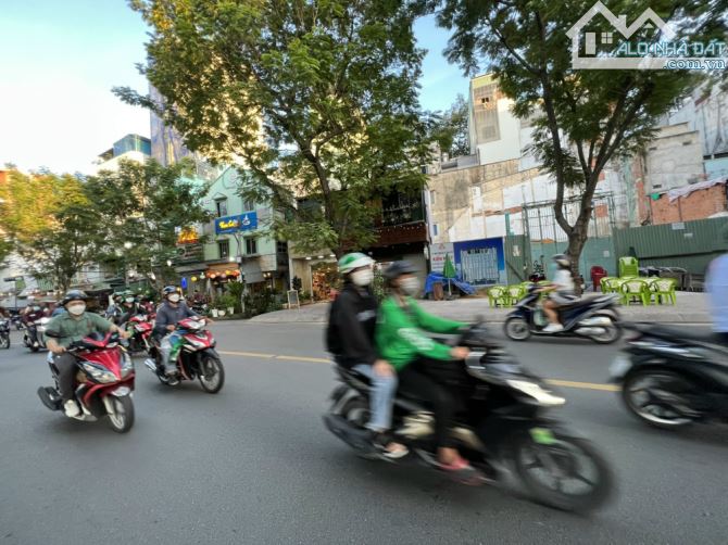 Tòa nhà VP ngay Trần Hưng Đạo DT 8x18m vuông hầm 8 tầng DTSD 1200m2 giá 68 tỷ - 2