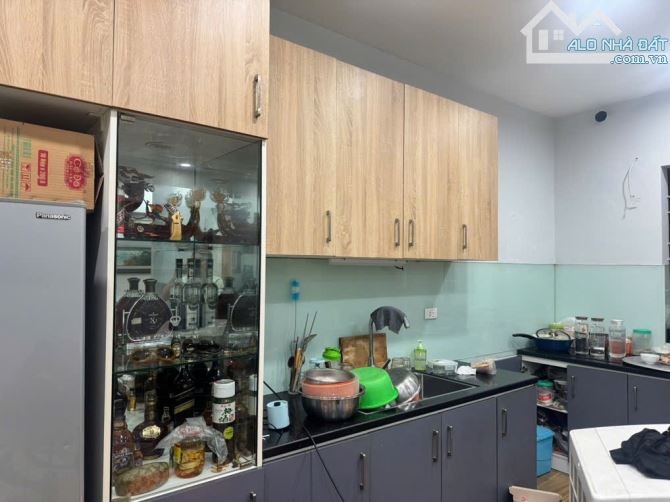 4,5 tỷ bán căn hộ Lạc Trung 80m2 sử dụng, tầng 3 thoáng mát, khu phố trung tâm 👉Diện tích - 3