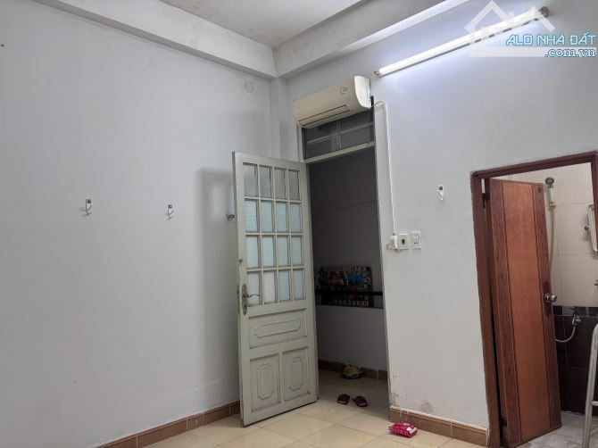 Cho thuê phòng gần sân bay lối đi riêng 20m2 2tr9 . Đã sơn lại mới - 4