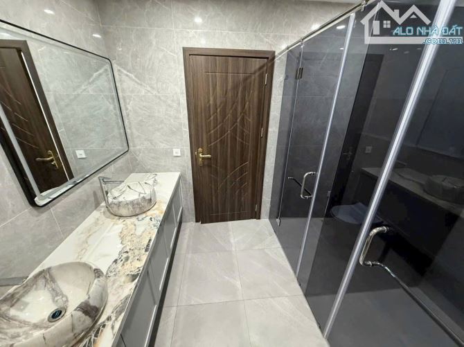 Hạ chào Siêu phẩm Nguyễn Văn Cừ 80,6 tầng,thang máy,gara,full NThat ,ngõ thông,giá 19 tỷ - 4