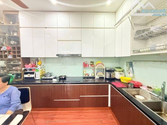 BÁN NHÀ GẤP PHỐ QUAN NHÂN .Ô TÔ ĐỖ CỬA DT: 62M .MT: 5M.4 TẦNG GIÁ: 16 TỶ - 4