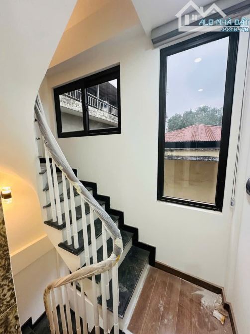 -	CHO THUÊ NHÀ NGÕ TRẦN DUY HƯNG- THANG MÁY- Ô TÔ VÀO NHÀ-DT 41M 6T-3PN-MỚI ĐẸP-CHỈ 30TR - 6