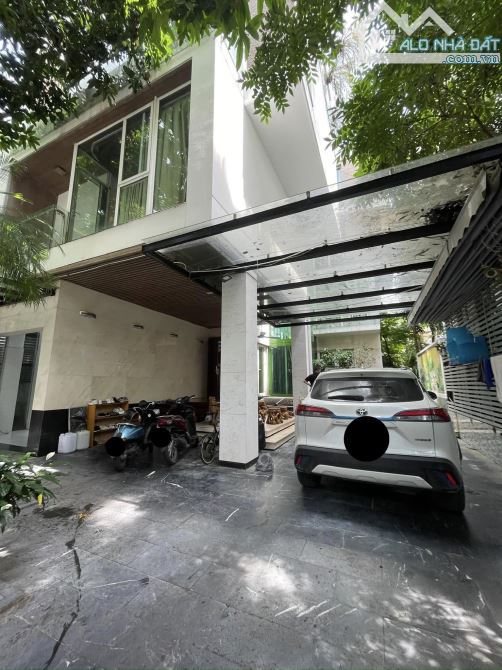Biệt thự KĐT Linh Đàm Hoàng Mai. Sổ vuông 251m, 4 tầng MT13m Giá 70 tỷ Nhà ở cực VIP Sướng