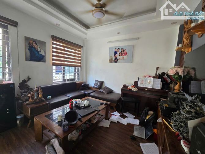 Anh Tùng KTS chuyển nhà ra phố, bán lại căn nhà tâm huyết Văn Trì lô góc 35m2, ô tô đỗ cửa