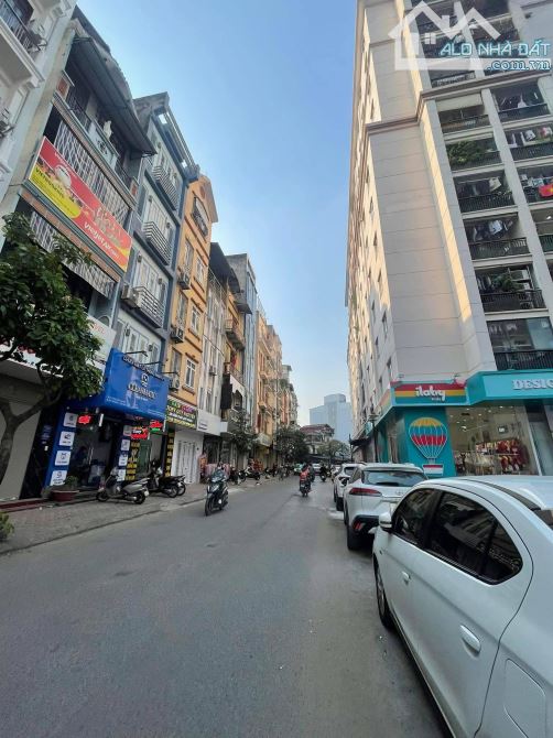 Bán nhà Mặt Phố Nguyễn Trường Tộ, DT 68m x 3 tầng, mặt tiền 5.8m, 42.9 tỷ đồng
