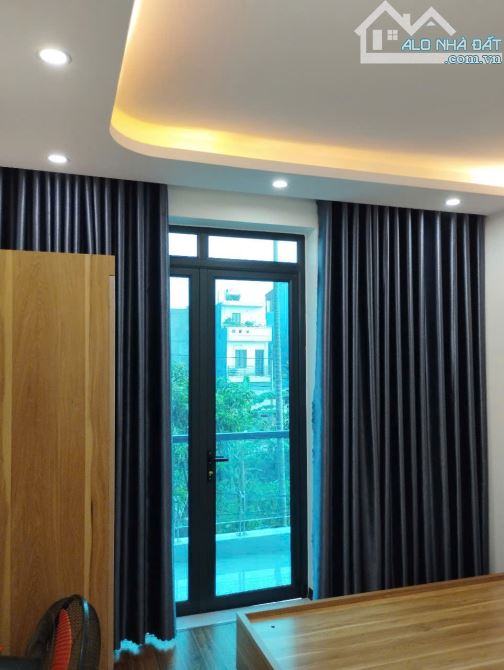 nhà 4 tầng lô góc 3 mặt tiền ngõ ôtô 7 chỗ để trong nhà