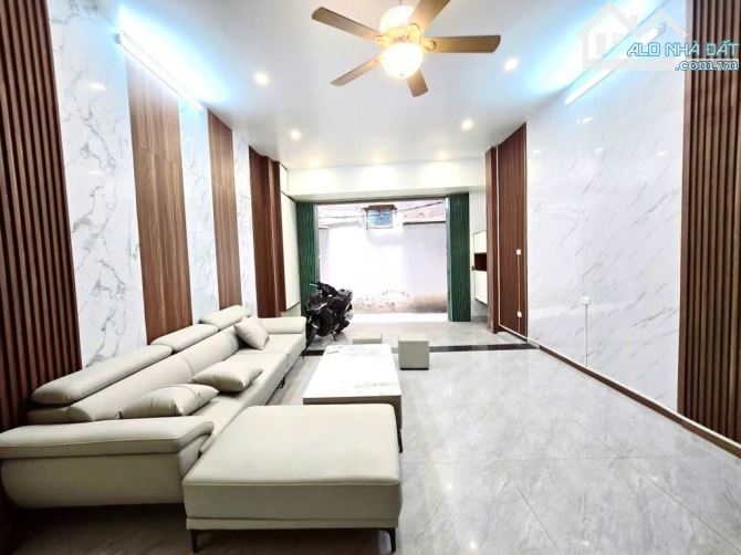 Bán gấp - Phạm Văn Đồng,36m2 nhỉnh 7 tỷ,ngõ thông,gần phố,full nội thất