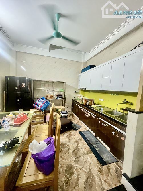 KIẾN HƯNG HÀ ĐÔNG-PHÂN LÔ VỈA HÈ-DT 50M-5 TẦNG -6 NGỦ-Ô CHỜ THANG MÁY - 3