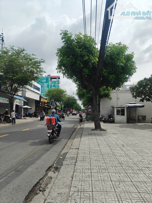 Căn góc 3 mặt tiền nhà cấp 4 mặt tiền Nguyễn Văn Qúa, 4.3x24m, giá 12.95 tỷ