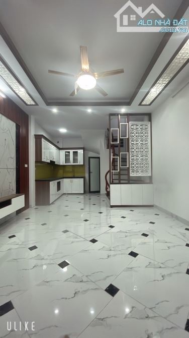 Nhà Nguyễn Văn Cừ oto đỗ cửa 30m2 giá 6,xty