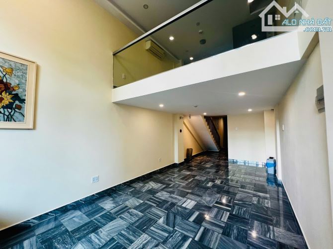 HẺM 10M , QUẬN 1. CN 42,3M . 4 TẦNG , THANG MÁY . 14,8 TỶ TL