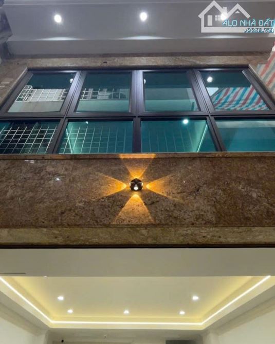 NGÃ TƯ SỞ - Ô TÔ ĐỖ CỬA - 40M x 7 TẦNG THANG MÁY - 30M RA PHỐ - NGÕ THÔNG