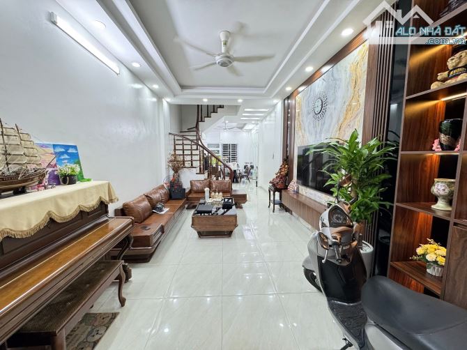Nhà đẹp ngõ 6 Kim Đồng, gần Hồ, full nội thất, sổ 51m2, oto tránh 20m. Giá 14.2 tỷ