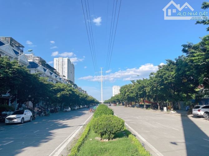 BIỆT THỰ ĐẲNG CẤP ĐẠI GIA.🔥VÀI BƯỚC RA MẶT HỒ KINH DOANH SẦM UẤT. -PHÂN LÔ VỈA HÈ Ô TÔ