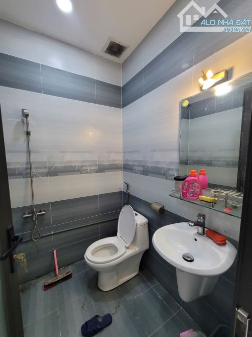 Bán nhà 1T3L 5x18m hoàn công, mặt tiền đường ĐT.743A p.Bình An, đang thuê 12tr/th - 10