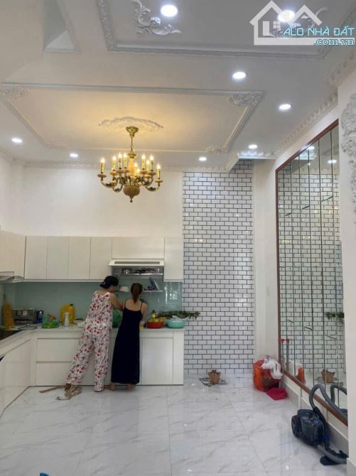 Bán nhà đẹp cổ điển, gần Vành Đai 2. Nhà 1 trệt 2 lầu, 4pn, hẻm cực rộng sạch đẹp - 10