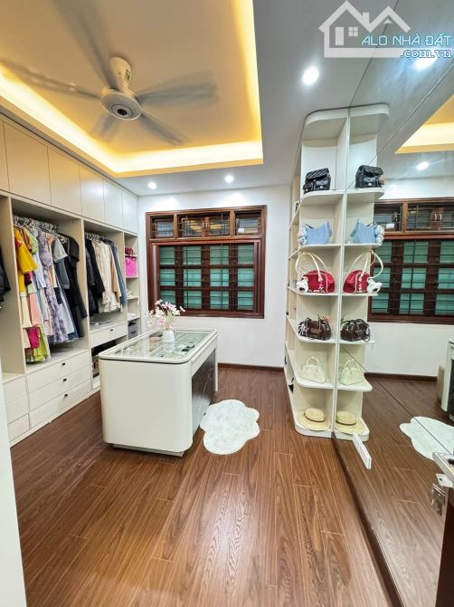 Nhà đẹp ngõ 6 Kim Đồng, gần Hồ, full nội thất, sổ 51m2, oto tránh 20m. Giá 14.2 tỷ - 11