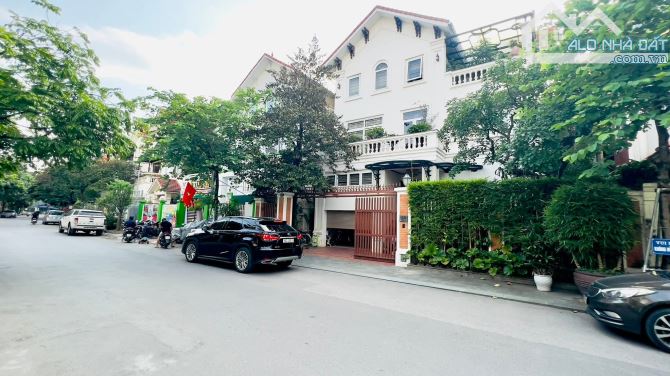 Bán biệt thự Làng Việt Kiều Châu Âu diện tích 200 m2 thiết kế 3 tầng giá 50 tỷ. - 1