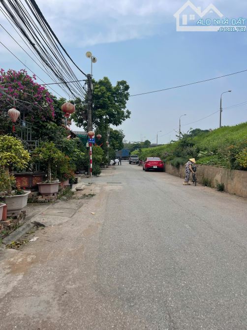 Bán đất Cự Khối, Ô tô vào đất, 430 m2, mặt tiền 17 m, giá chỉ 59 Tr/m2. - 1